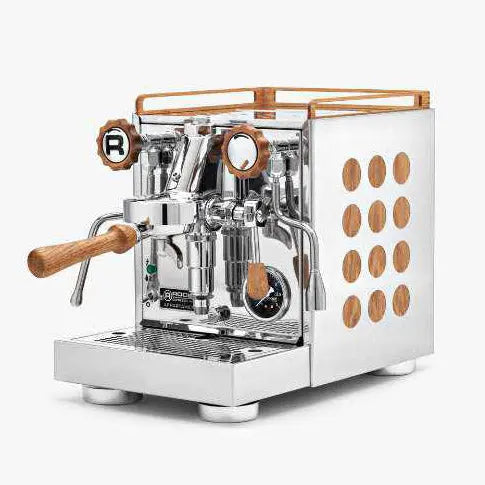 Rocket Appartamento Espressomaskin i rostfritt stål med detaljer i trä och modern design för kvalitetskaffe.