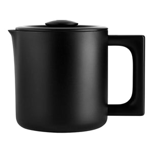 Czarny izolowany dzbanek do kawy o stylowym designie i praktycznym uchwycie, część Fellow, EspressoGear, wszystko o kawie.
