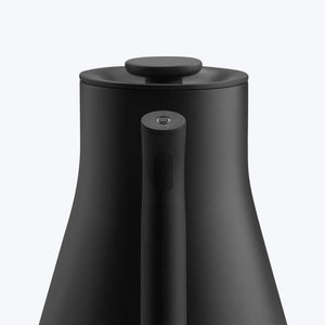 Matowoczarny czajnik o nowoczesnym designie i ergonomicznym uchwycie, część Fellow, EspressoGear, wszystko o kawie
