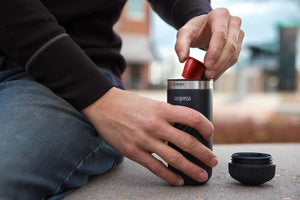 Przenośny czarny adapter kapsułek do Nespresso OriginalLine podłączany do Nanopresso, od Senaste nytt i Barista Espresso.