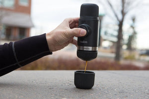 Przenośny ekspres do espresso z adapterem do Nespresso OriginalLine, idealny dla baristów i przenośnych ekspresów do kawy.