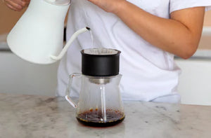 Szklany dzbanek do serwowania o nowoczesnym designie do precyzyjnego parzenia, część EspressoGear, Najnowsze, wszystko o kawie.