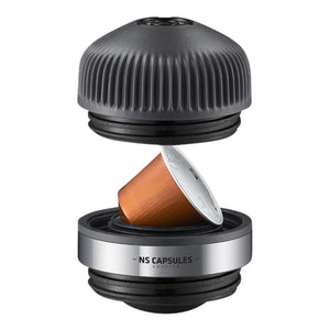 Adapter w kolorze czarnym i stalowym do kapsułek Nespresso OriginalLine, akcesoria do espresso od Wacaco i EspressoGear.