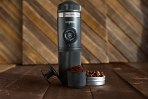 Przenośny Nanopresso Svart z kapsułkową i mieloną kawą, akcesoria do espresso od Barista oraz przenośne ekspresy do kawy.